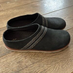 Chaco Black Mules with Gray Accents / Sz 7